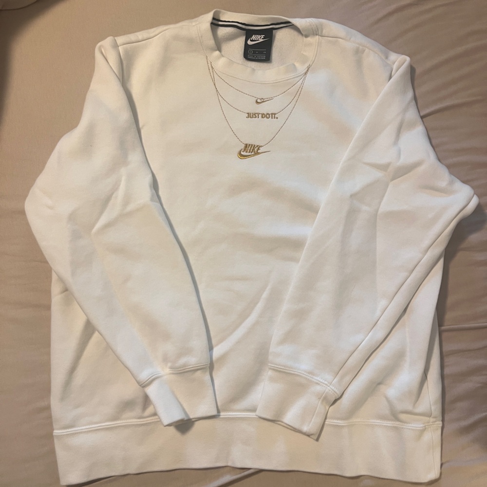 Nike crewneck with gold chain